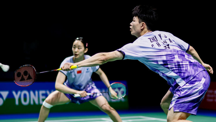 英格兰羽毛球队鏖战日本羽毛球队，安赛龙打破历史纪录