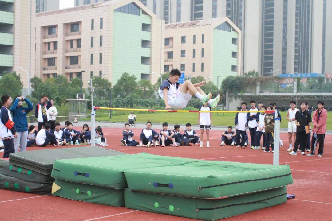 开云体育APP下载-场面火爆！田径观众席沸腾不已的简单介绍