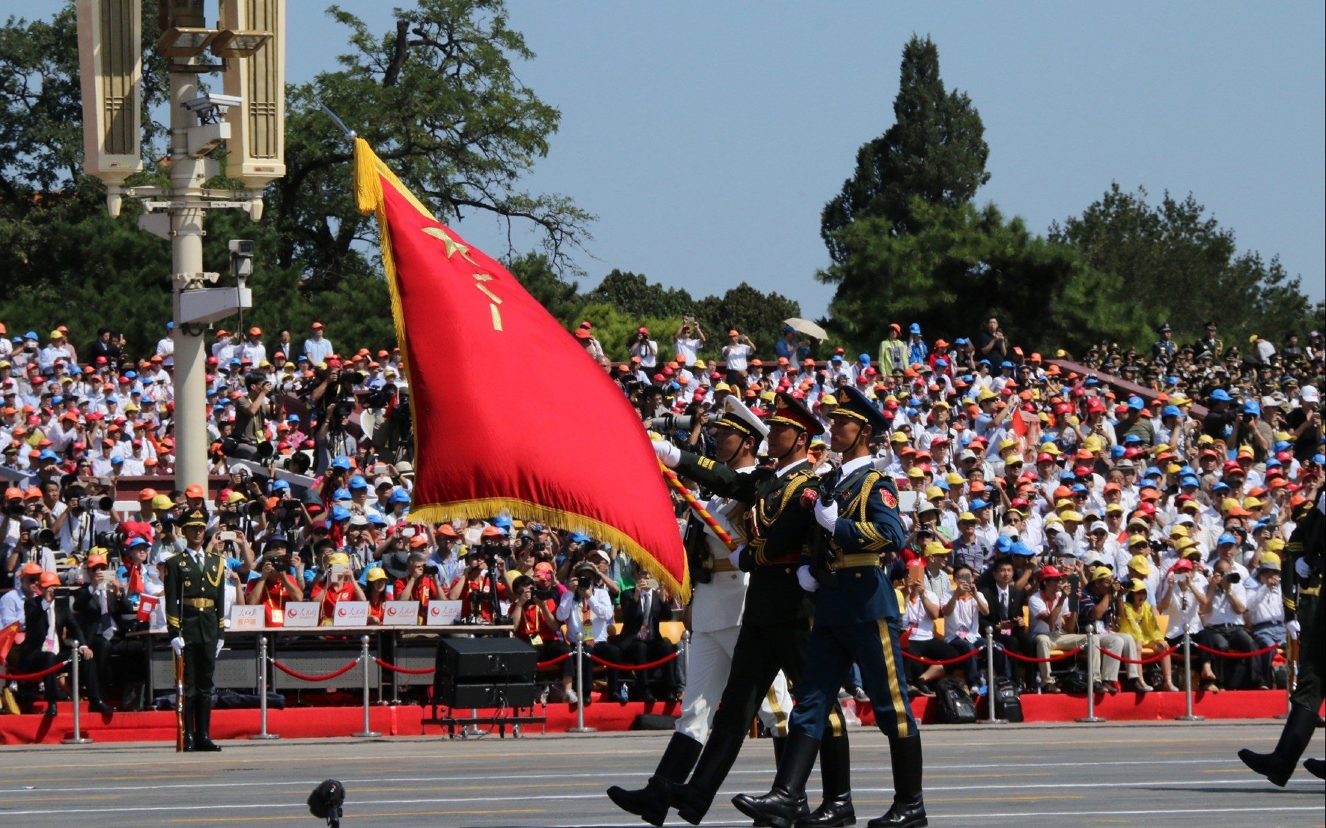 从搅局者到缔造者，阿劳霍如何用一脚刹车点燃F1年度争冠之夜